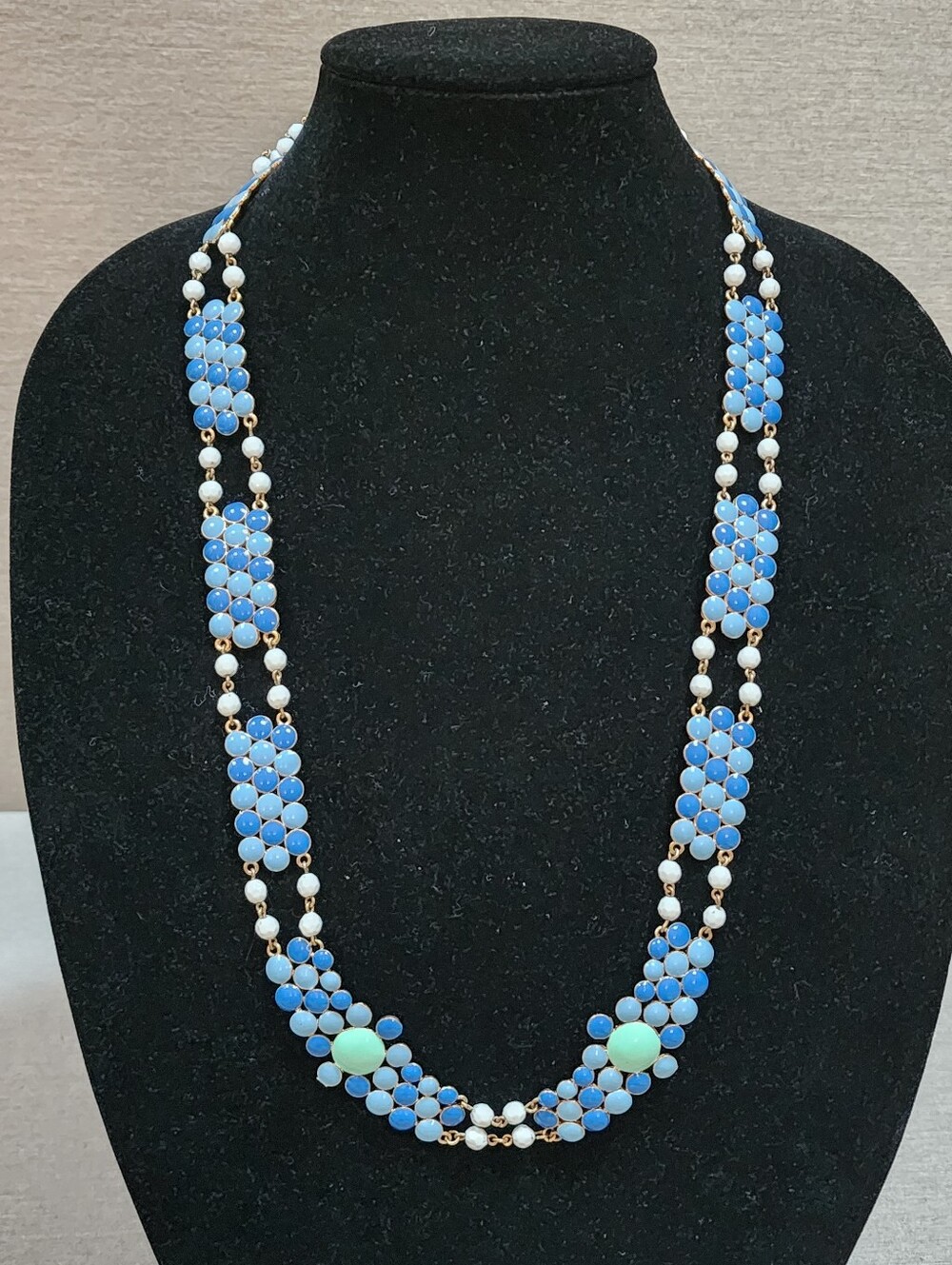 UNIQUE BLUE AND WHITE NECKLACE. BLUE STONES BEZEL SET WITH WHITE ACCENTS. NWOT